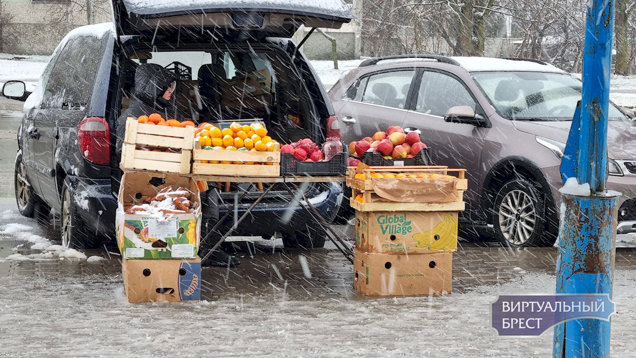 Нужно ли бабушке, которая вырастила на огороде огурцы и пришла их продавать  на рынок, иметь кассовый аппарат?