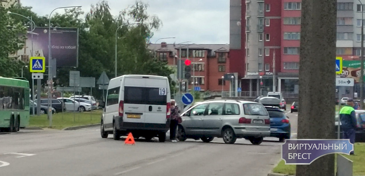 В Бресте столкнулись маршрутка и легковой автомобиль