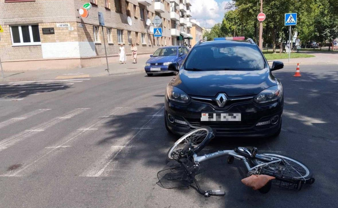 На перекрёстке ул. Гоголя и Наганова автомобиль сбил 52-летнюю брестчанку на  велосипеде