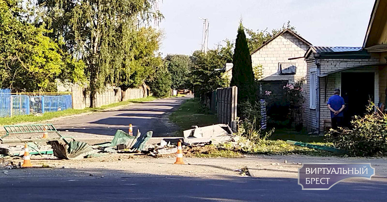 В Барановичах жёсткое ДТП - автомобиль разбит, бетонный забор 