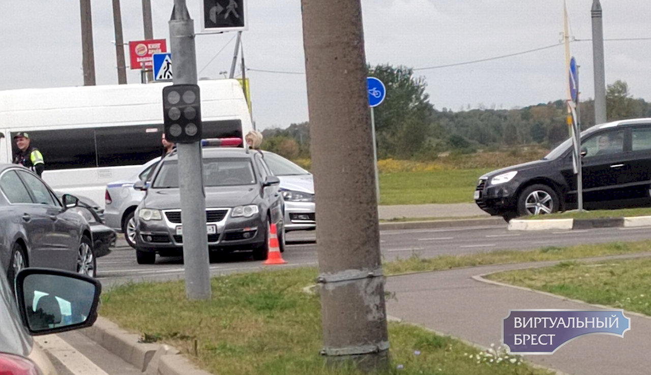 На перекрёстке ул. Махновича и Варшавки произошло ДТП - движение затруднено