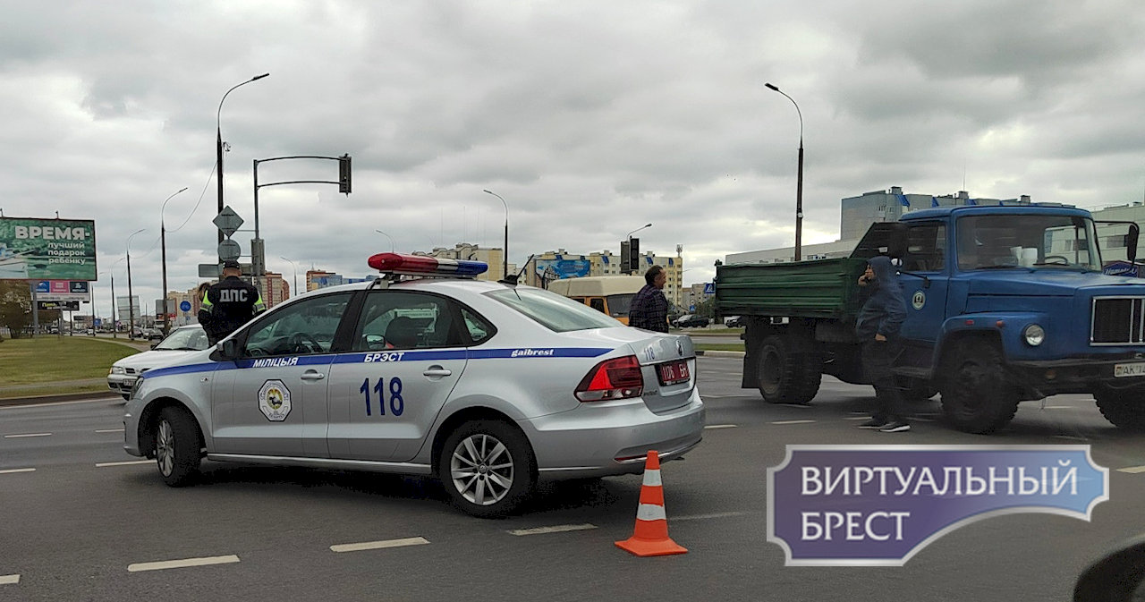 На перекрёстке ул. Махновича и Варшавки произошло ДТП - движение затруднено