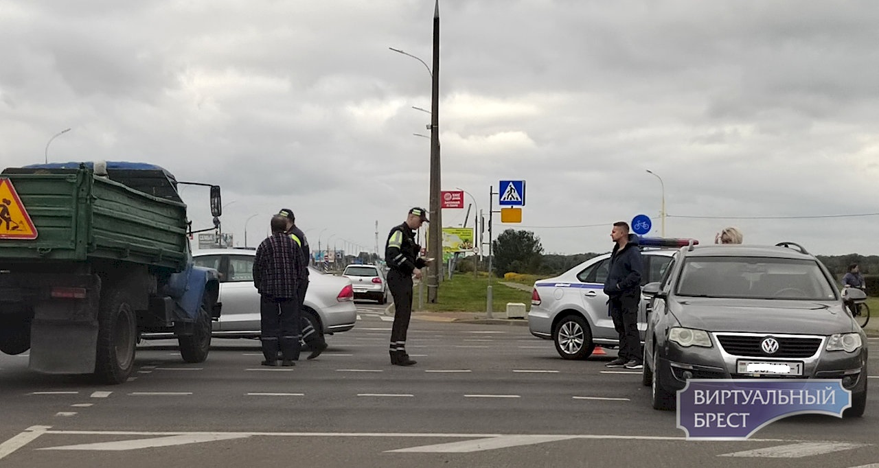 На перекрёстке ул. Махновича и Варшавки произошло ДТП - движение затруднено