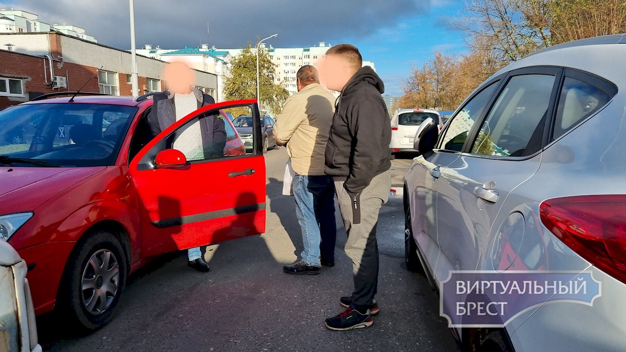 Около магазина Беловежский на Ковалёво нередки конфликты водителей. Но  проблема решаемая