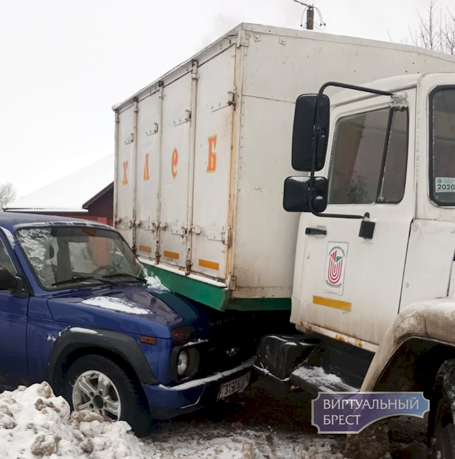 В Телеханах водитель «ГАЗ» при повороте направо столкнулся с «Lada Niva»