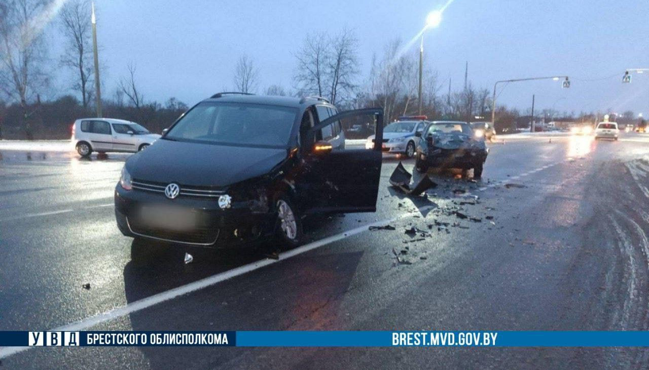 В Бресте на Ковельском шоссе произошло ДТП с участием двух автомобилей