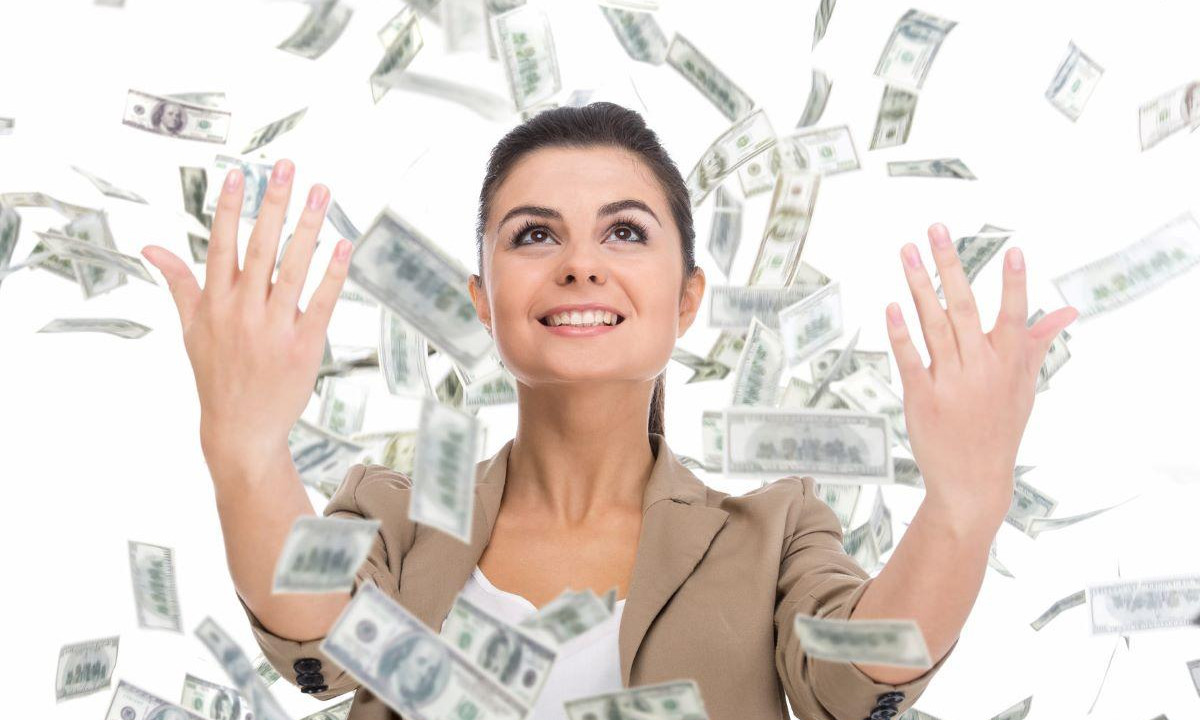 Хочу много зарабатывать. Женщина с деньгами. Счастливая женщина с деньгами. Успешная женщина. Деньги в руках женщины.