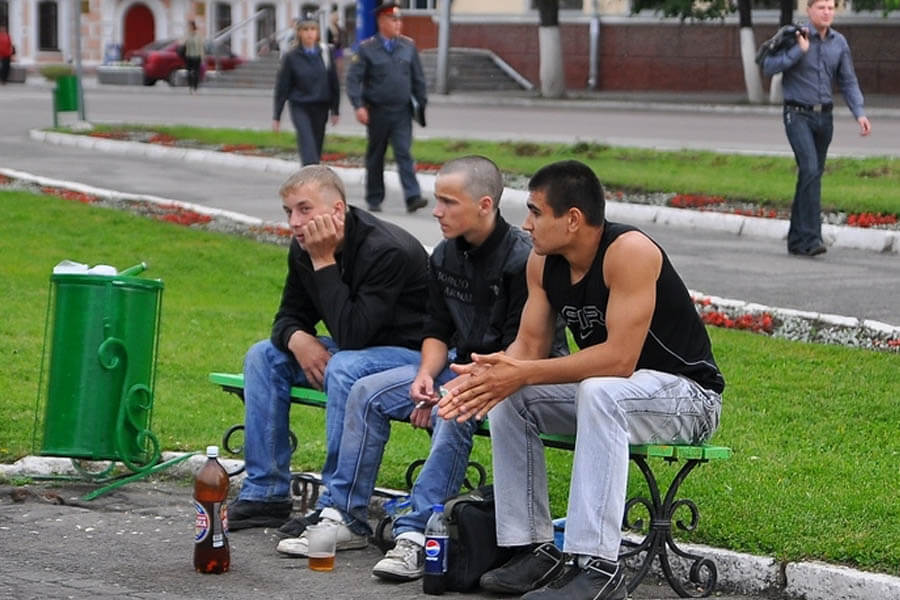 Попили улицу. Люди в общественных местах. Молодежь с пивом. Подростки пьют на улице.